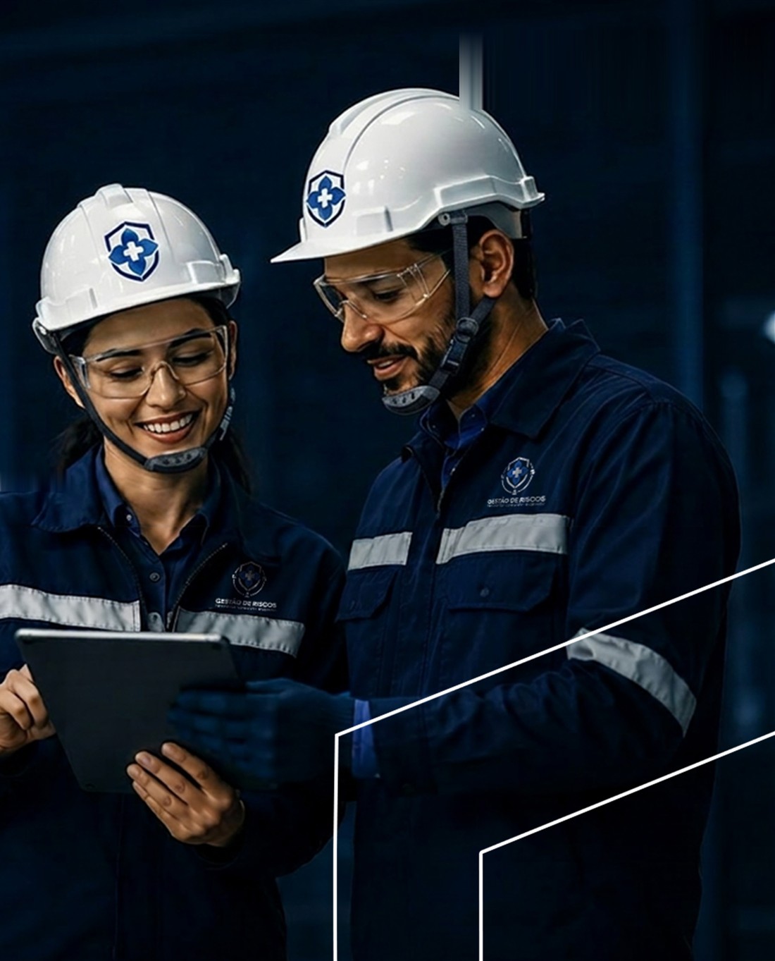 Dois profissionais analisando dados em um tablet